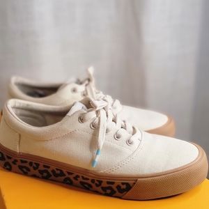 TOMS, SIZE 7.5 WOMEN